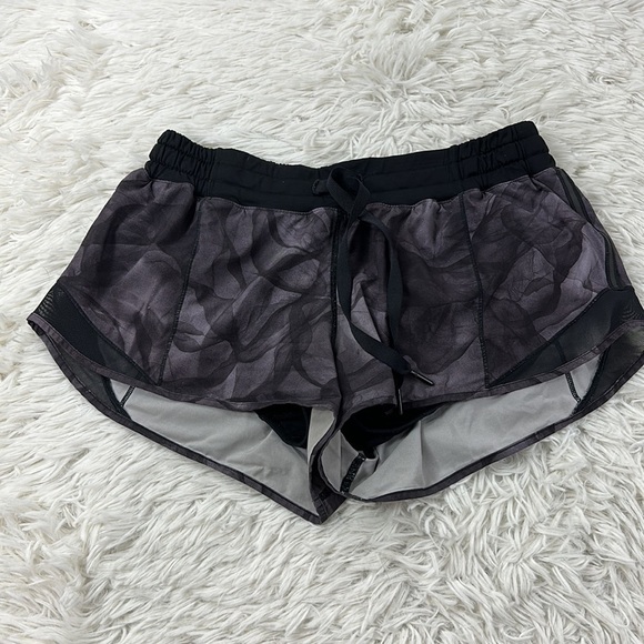 Lululemon Hotty Hot Short (2 1/2" ) Mini Midnight Tulle Multi Black / Black - Picture 1 of 7